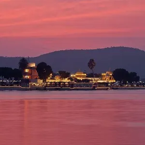 Jagmandir Island Palace - Grand Heritage Hotel
